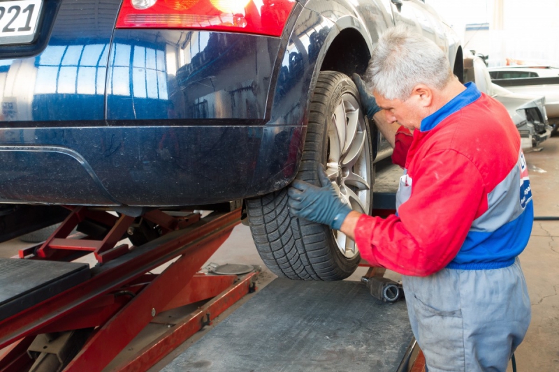 vente-CUEBRIS-min_auto_repair_repair_lift_auto_mechanic_work_clothes_master_professional_man_of_the_fold-685629