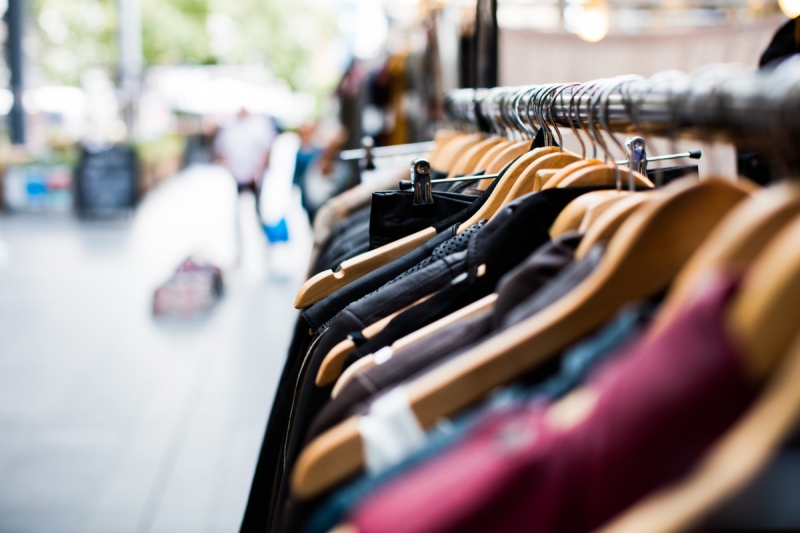 vente-CUEBRIS-min_blur_close_up_focus_hanger_jacket_market_people_rack-1176303